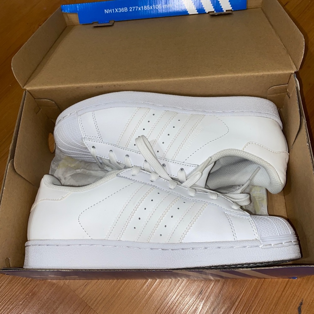 White Shelltoe Adidas. - Picture 2 of 4